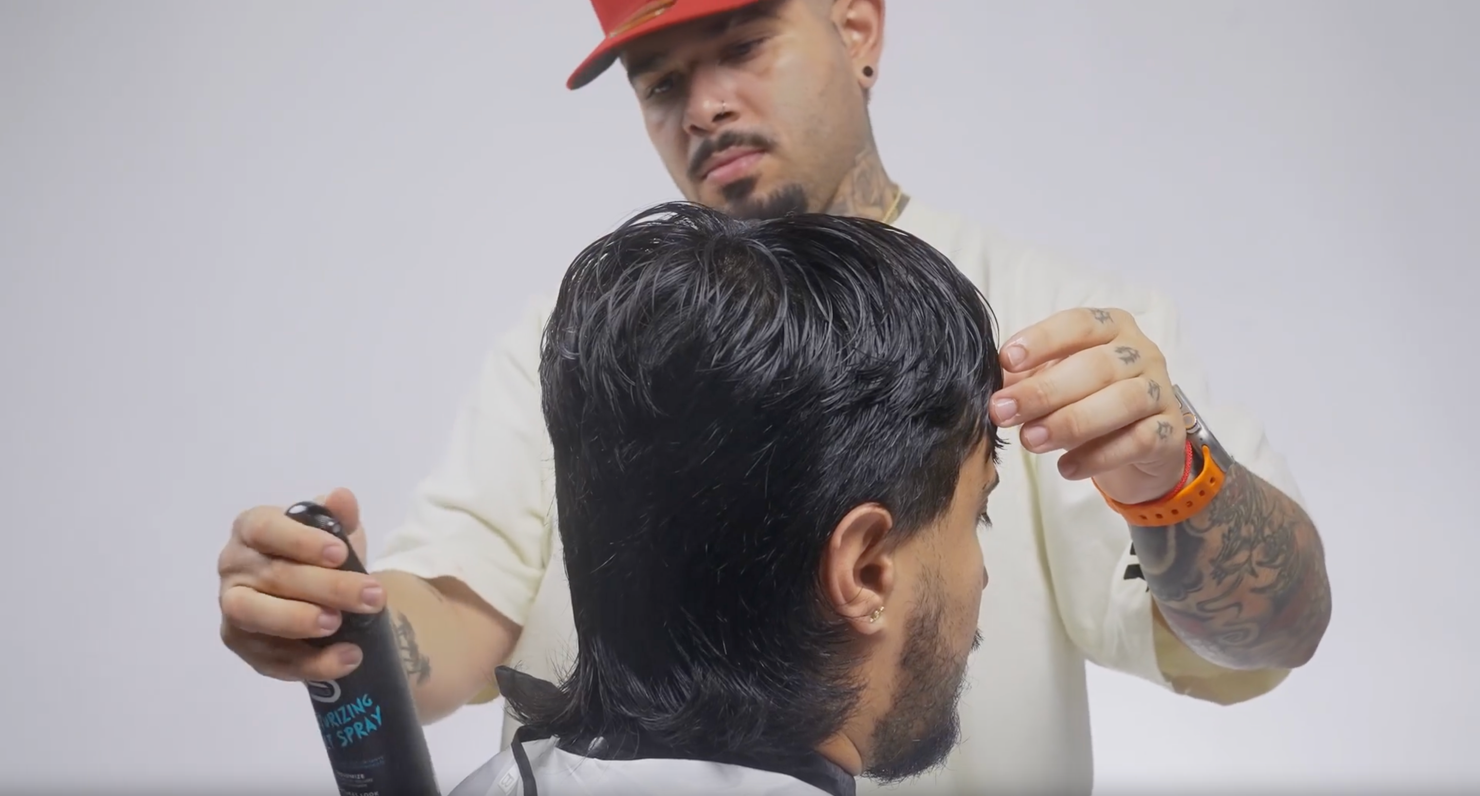 PapiBlendz performing a hair transformation using L3VEL3 salt spray
