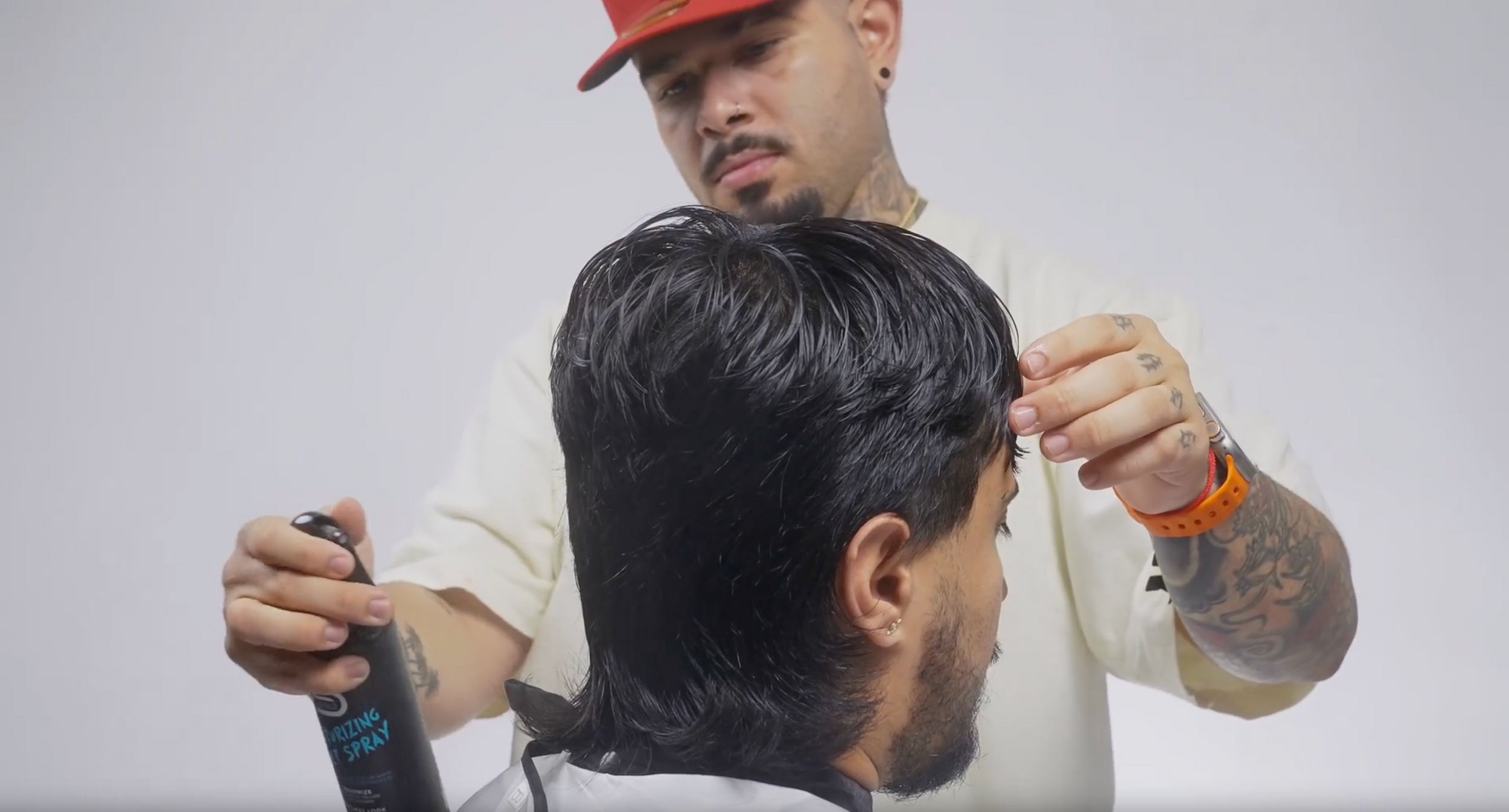 PapiBlendz performing a hair transformation using L3VEL3 salt spray